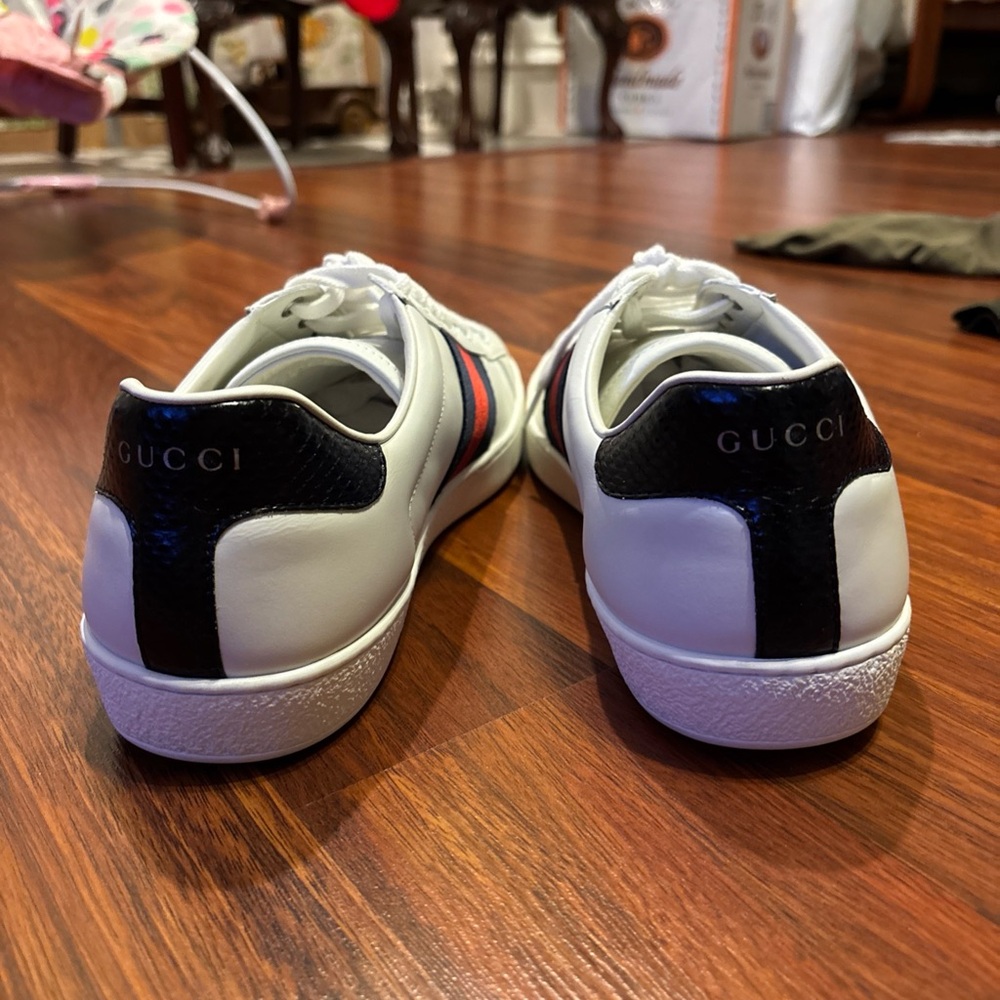 Gucci White Leather Sneakers Sleek Minimalist Design - Picture 4 of 8